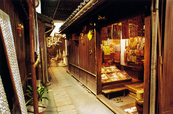 長屋の住人たちの暮らしの場～路地と駄菓子屋の店先